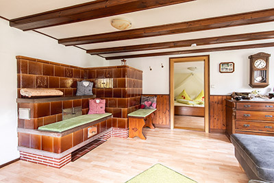 Gemütliches Wohnzimmer mit Kachelofen
