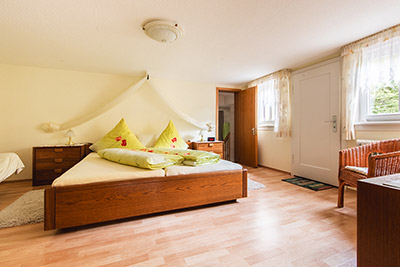 Schlafzimmer mit Doppelbett und Einzelbett